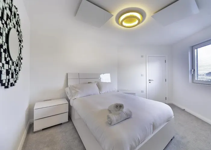 Stylish And Bright 2 Bed Apartment In Ashford