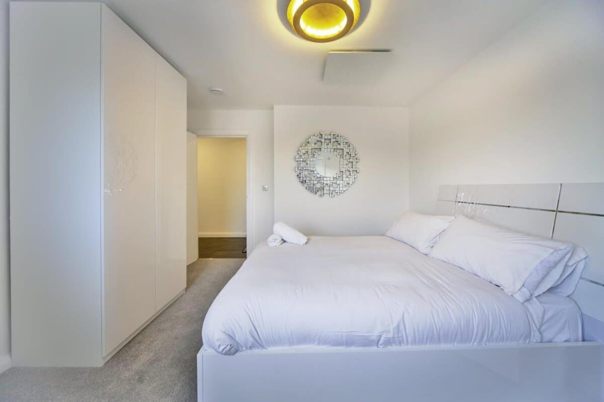 Stylish And Bright 2 Bed In Ashford Apartment *