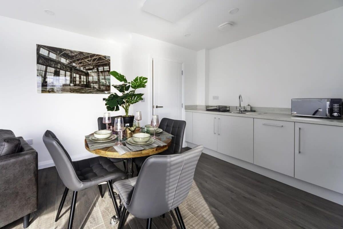 Stylish And Bright 2 Bed In Ashford Apartment