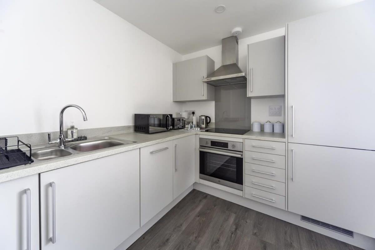 Stylish And Bright 2 Bed In Ashford Apartment *