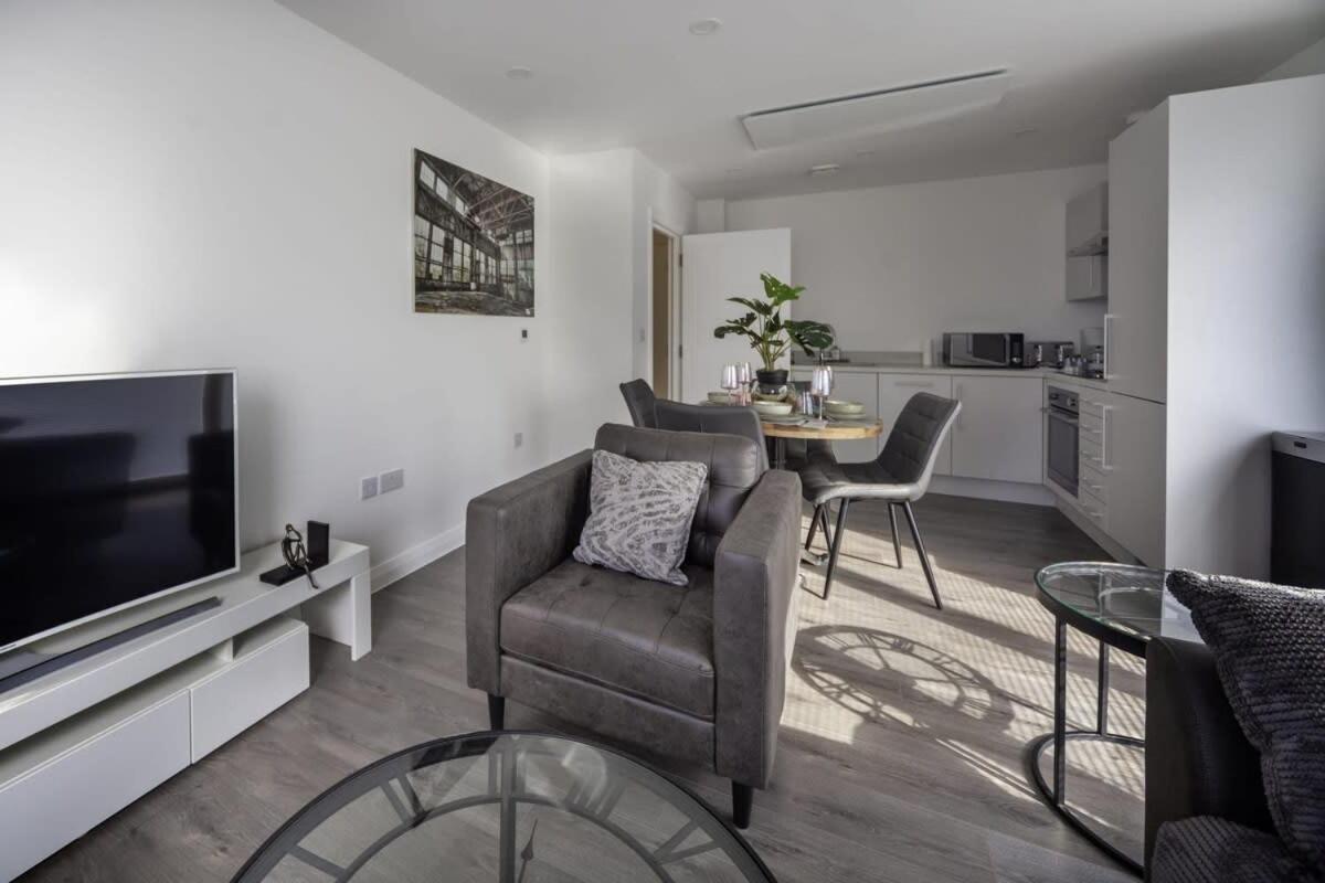 Stylish And Bright 2 Bed In Ashford Apartment